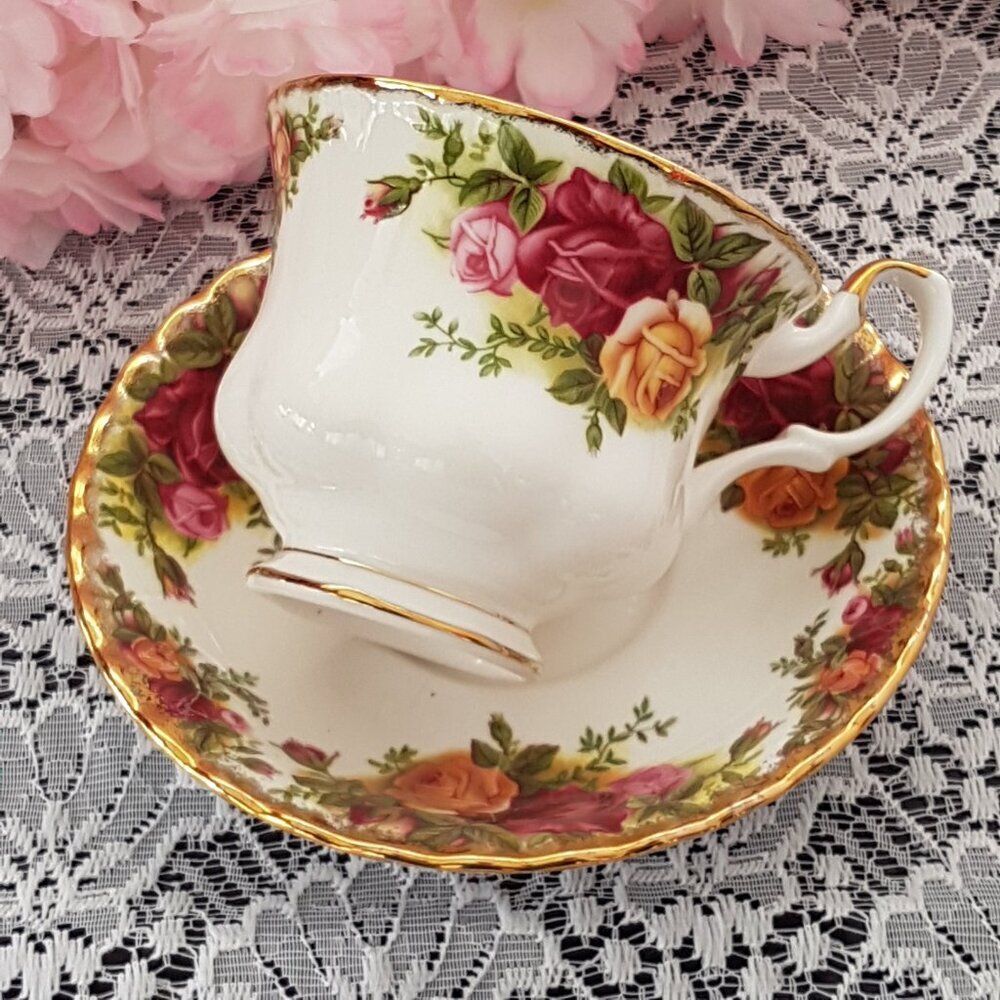 Royal Albert Old Country Roses Tea Cup & Saucer Bone China England 1962